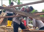 Sat Brimob Polda Sumbar Bangun Jembatan Darurat Penghubung Dua Nagari di Padang Pariaman