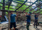 Gotong Royong di Perbatasan, Satgas Pamtas Yonarhanud 2 Kostrad Pos Wini Bantu Pasang Atap Daun Lontar