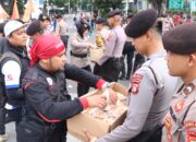 Polisi Bagikan Snack dan Air Mineral ke Massa Aksi Buruh di Depan Gedung Danareksa, Jakarta Pusat