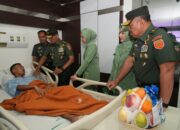 Pangkostrad Jenguk Prajurit Kostrad yang Dirawat di RSPAD Gatot Soebroto