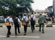 Peduli Keselamatan Anak Sekolah, Secara Rutin Babinsa Koramil Jajaran Kodim 1710/Mimika Bantu Seberangkan Jalan