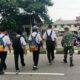 Peduli Keselamatan Anak Sekolah, Secara Rutin Babinsa Koramil Jajaran Kodim 1710/Mimika Bantu Seberangkan Jalan