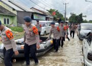 Brimob Polda Metro Jaya Terus Laksanakan Evakuasi Warga Terdampak Banjir di Perumahan The Nebraska Terrace