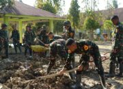 Aksi Taruna Akademi TNI Bersihkan Sekolah Pascabanjir di Aceh Tamiang