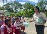 Majukan Semangat Pendidikan, Satgas Pamtas Yonarhanud 2 Kostrad Bagikan 300 Paket Alat Tulis di Perbatasan