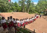 Satgas Yonarhanud 2 Kostrad Sehatkan Anak Perbatasan