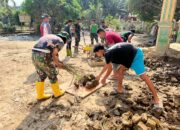 Yonzipur 10 Kostrad Lakukan Pembersihan Dan Bakti Sosial Pasca Banjir Bandang Di Kantor Desa Babo Kec. Bandar Pusaka Kab. Aceh Tamiang