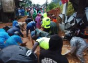 Akses Jalan Tanah Longsor di Desa Jojogan Dibersihkan Petugas, Korban Berhasil Dievakuasi 