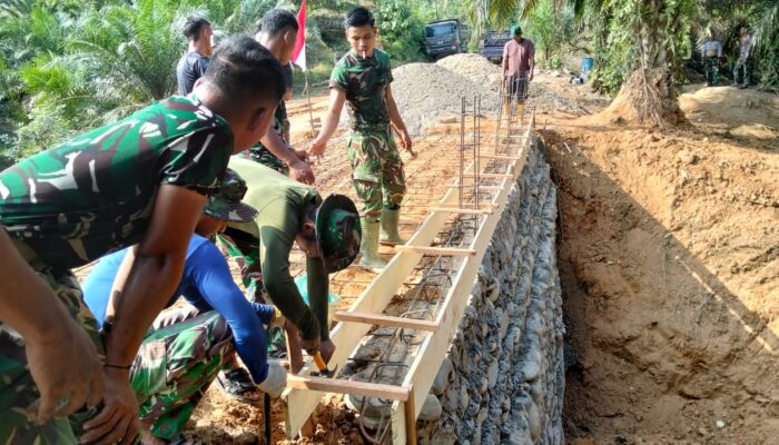 Satgas Yonzipur 10 Kostrad Pasang Pagar Pengaman Jembatan Aramco di Aceh Tamiang