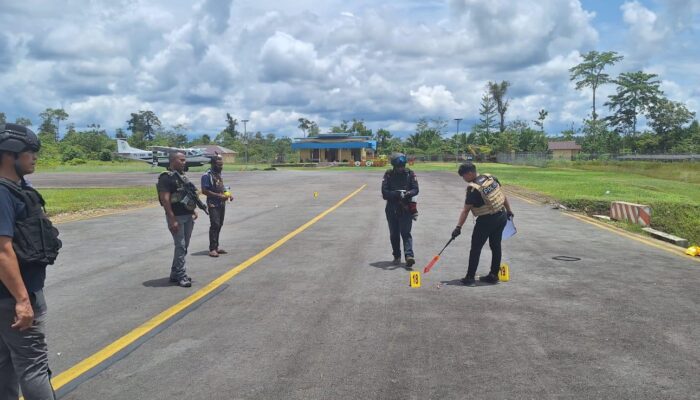 Olah TKP di Bandara Koroway Batu, Satgas Ops Damai Cartenz-2026 Amankan Barang Bukti Penembakan Pesawat
