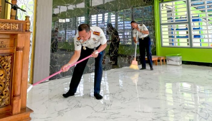 Tebar Kepedulian Sosial, Lapas Narkotika Karang Intan Lakukan Aksi Bersih Fasilitas Umum