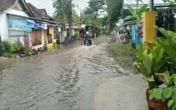 Hujan Deras Guyur Pemalang, Jalan Desa Mengori Kembali Terendam Banjir “Langganan”