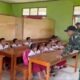 Yonarmed 12 Kostrad Berbagi Ilmu dan Buku Bacaan untuk Siswa Perbatasan