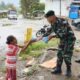 Tangan Terbuka, Senyum Tercipta: Satgas Pamtas Yonarhanud 2 Kostrad Berbagi Makanan