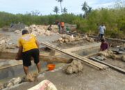 Personel TMMD Ke-127 Kodim 1514/Morotai Lanjutkan Pembuatan Drainase di Desa Gotalamo
