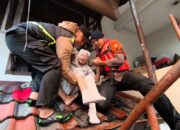 Banjir 2 Meter Rendam Bangka V Jaksel, Brimob Evakuasi Warga