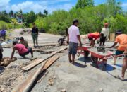 Personel TMMD Ke-127 Kodim 1514/Morotai Laksanakan Pengecoran Plat Deker Gorong-Gorong di Desa Gotalamo
