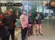 Personel Polsek Ciputat Timur Bersama Pokdar Kamtibmas Lakukan Monitoring Keamanan di Wilayah Jombang