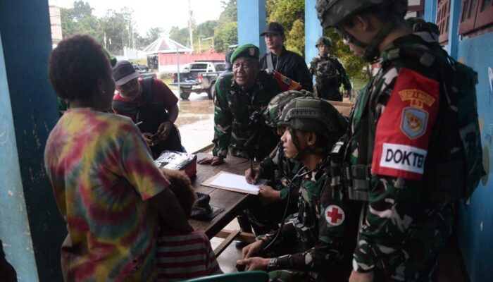 Tim Patroli Gabungan Koops TNI Papua Evakuasi 21 Pengungsi di Aifat Timur Jauh Maybrat