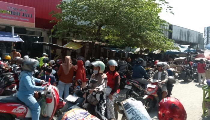 Jelang Lebaran 2026, Pasar Pagi Pemalang Membludak, Ketupat Masih Jadi Primadona Warga