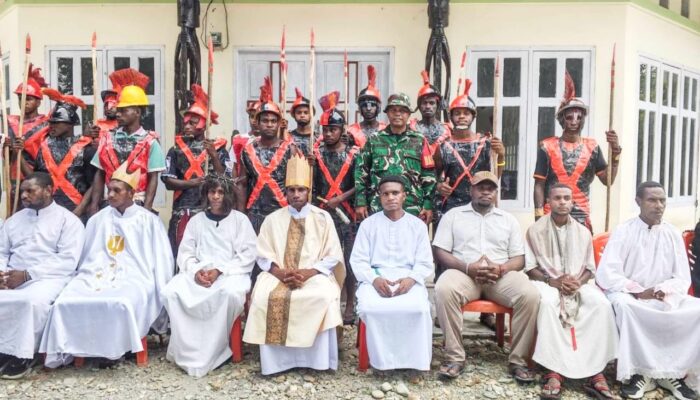 Pengamanan Humanis Babinsa Mapurujaya di Prosesi Ibadah dan Jalan Salib