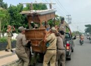 *Tertibkan PKL, Satpol PP Pemalang Temukan Puluhan Botol Miras*