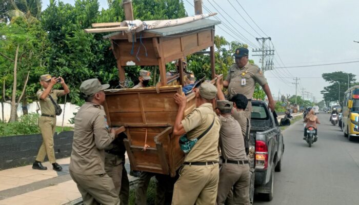 *Tertibkan PKL, Satpol PP Pemalang Temukan Puluhan Botol Miras*