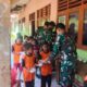 Satgas Yonarhanud 2 Kostrad Bagikan Makanan Bergizi untuk Siswa Perbatasan