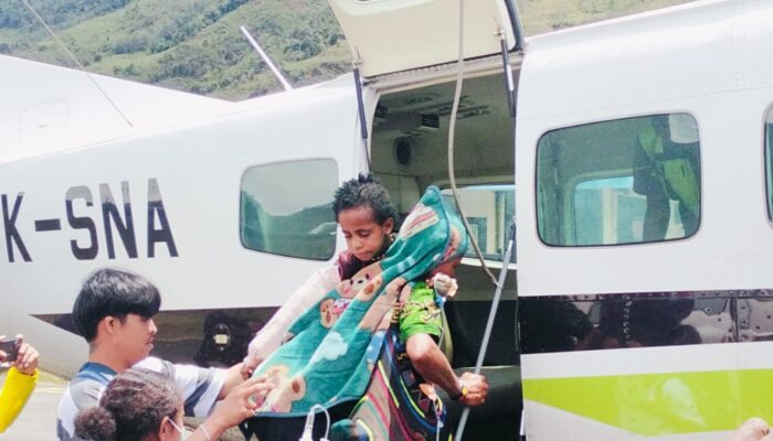 Anak 6 Tahun Korban Aksi Kebrutalan OPM di Kabupaten Puncak Dievakuasi Petugas dan Medis