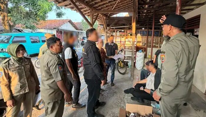 Colt Diesel Muat Pakan Ternak Seruduk Truk Trailer di Pemalang 