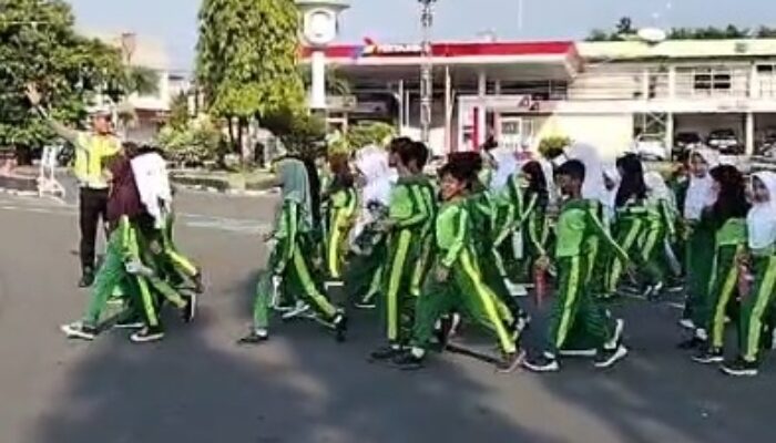 Pastikan Keselamatan Siswa, Personel Satlantas Polres Pemalang Siaga Pada Jalur Ramai Kendaraan   