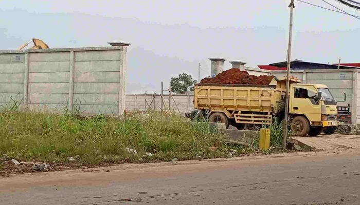 ‎Urugan Lahan di Banterpanjang Picu Kemacetan dan Potensi Kecelakaan,Kemana Satpol PP Kec Tigaraksa ..??? 