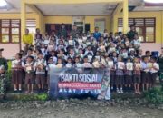 Peduli Literasi, Satgas Yonarhanud 2 Kostrad Bagikan 500 Paket Alat Tulis di Desa Wini