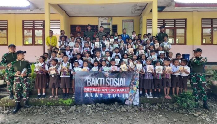 Peduli Literasi, Satgas Yonarhanud 2 Kostrad Bagikan 500 Paket Alat Tulis di Desa Wini
