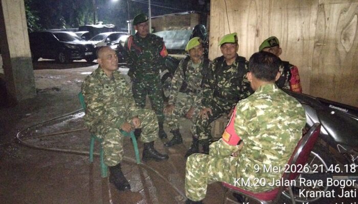 Patroli Malam Minggu, Koramil 05/Kramatjati-Makasar Bersama Warga Ciptakan Wilayah Aman dan Kondusif