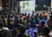 Nonton Bareng Film Edukasi, Satgas TMMD Bagikan Makanan Bergizi kepada Anak-Anak Kampung Keakwa