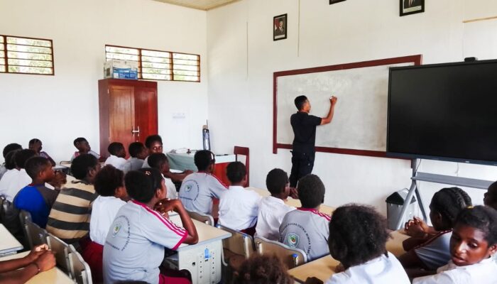 Satgas TMMD Ke-128 Kodim 1710/Mimika Beri Penyuluhan Bahaya Narkoba dan Lem Aibon kepada Pelajar