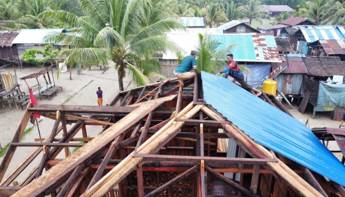Satgas TMMD Ke-128 Kodim 1710/Mimika Genjot Pembangunan 5 Unit Rumah di Kampung Keakwa, Fokus Pemasangan Atap