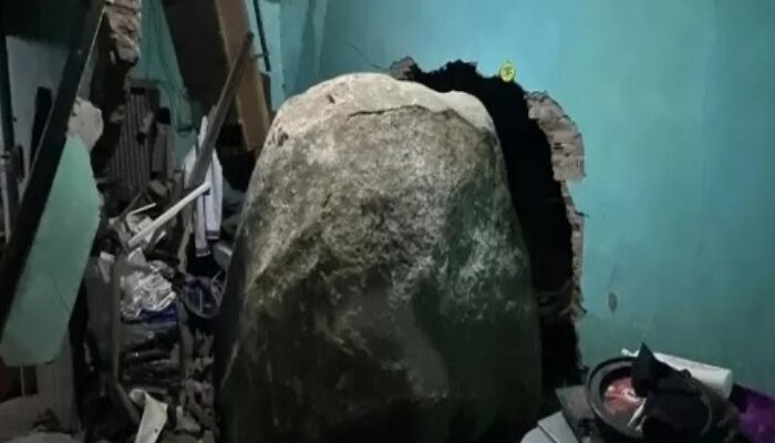 Batu Besar Hantam Rumah Warga di Pemalang