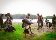 Aksi Bersih Pantai Keakwa oleh Satgas TMMD Kodim 1710/Mimika