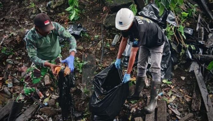 Gotong Royong Bersihkan Kali, Babinsa Timika Turun Langsung