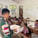 Kostrad Mengajar di Tapal Batas, Satgas Pamtas Yonarhanud 2 Kostrad Bantu Tenaga Pendidik di SD Katolik Buk  ‎