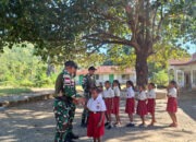 Tanamkan Disiplin Sejak Dini, Satgas Pamtas Yonarhanud 2 Kostrad Latihkan PBB kepada Siswa SDN Letenaek