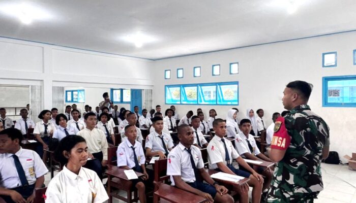 Babinsa Koramil Timika Beri Pembekalan kepada Siswa-Siswi Baru SMA Taruna Timika