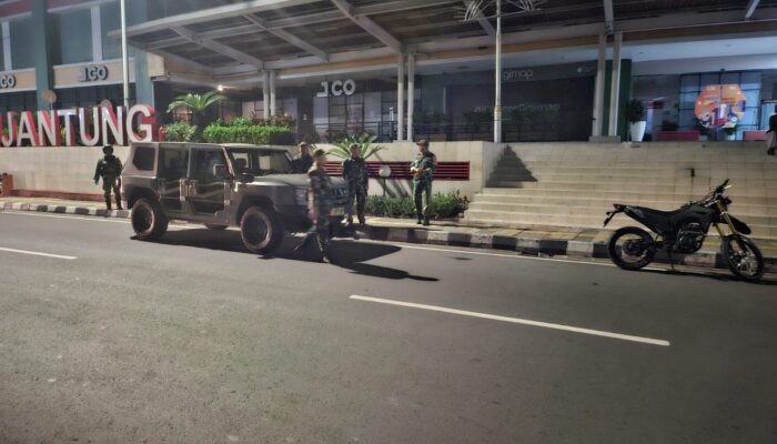 Babinsa Koramil 03/Ps.Rebo–Ciracas dan Warga Gelar Patroli Malam Ciptakan Ciracas Tetap Kondusif