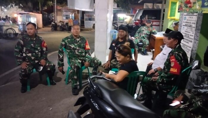 Babinsa Koramil 06/Cakung Laksanakan Patroli dan Siskamling, Ciptakan Rasa Aman di Malam Minggu