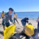 Satgas Pamtas Yonarhanud 2 Kostrad Bersama Mahasiswa Gelar Aksi Bersih Pantai di Wini