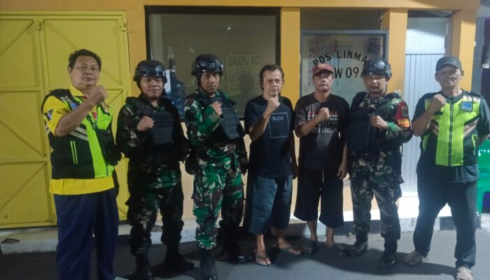 Babinsa Koramil 08/Duren Sawit Bersama Komduk Perkuat Patroli Malam