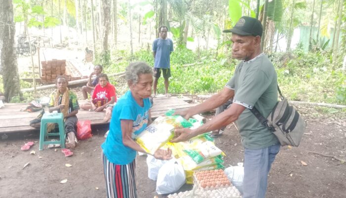 Pererat Kebersamaan, Kepala Suku Kampung Suskun Gelar Nobar Piala Dunia dan Bagikan Sembako