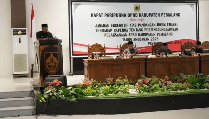 Bupati Anom Sampaikan Jawaban Eksekutif atas Pandangan Fraksi DPRD Terhadap Raperda Pertanggungjawaban APBD 2025
